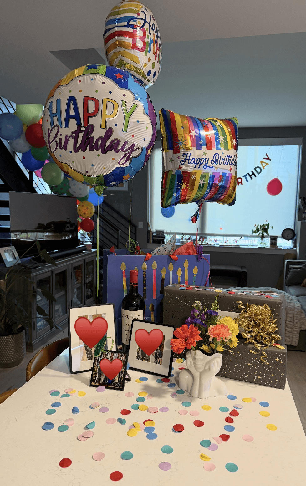 Birthday table with confetti and balloons